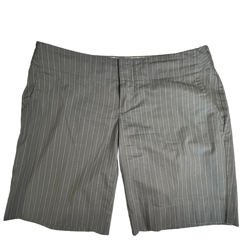 GAP Women's Size 4 Petite Gray Striped Mid-rise Bermuda Shorts‎ Pre-owned